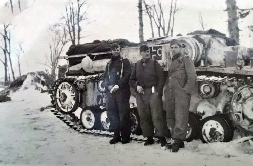 bmashina:   The crew self-propelled guns StuG III and the APC 202 th division assault guns. The East