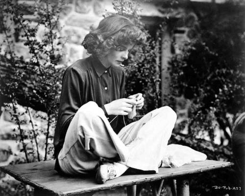 lillithblackwell:Katharine Hepburn knitting (and smoking) on the set of “Bringing up Baby”