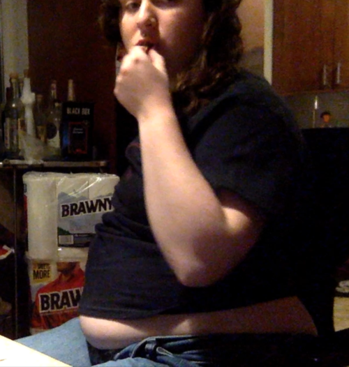 peachypearchub:some screenshots from my video/ sponsored feeding, I can’t get over how big I am getting 