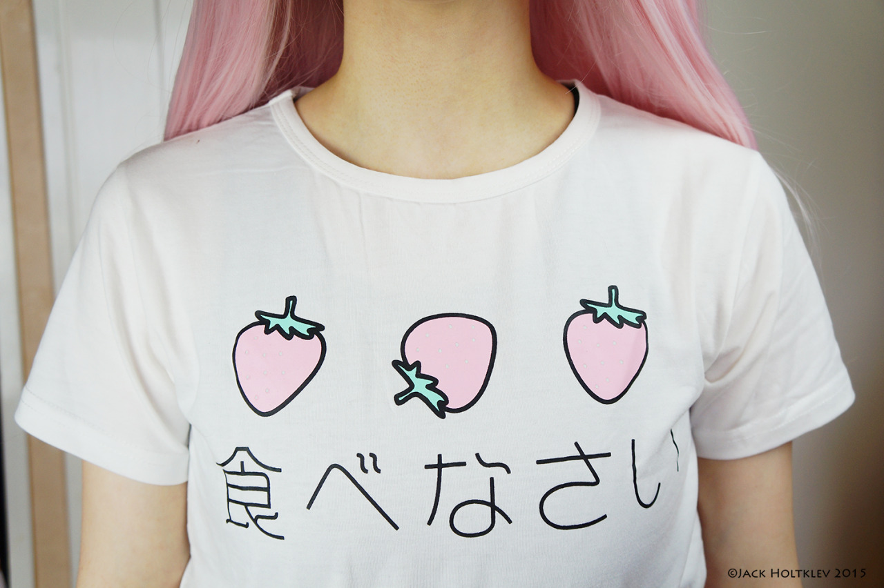 jackocalypse:  This outfit is so so cute… Strawberry-berry-boo! Item link: http://yumeni.storenvy.com/products/14425473-strawberry-outfit
