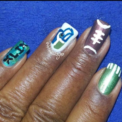 Throwback 2015&hellip;.so who u rooting for tonight? #footballnails #superbowl #superbowlnails http