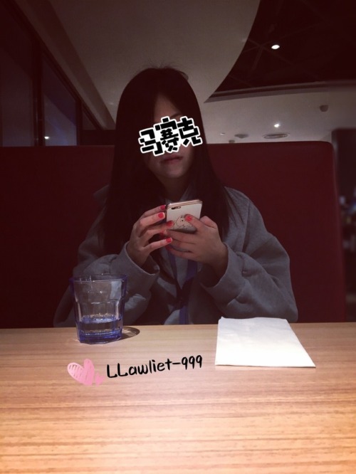 llawliet-999: 剛剃完毛的小穴雖然拘于場合，但還是緩慢的張開腿來讓我拍下她羞恥的時刻。旁邊幾個年輕的男服務生似乎看到了這些，有意無意地從我們身旁走過，我覺得他們肯定在驚訝，清純的臉蛋下居然
