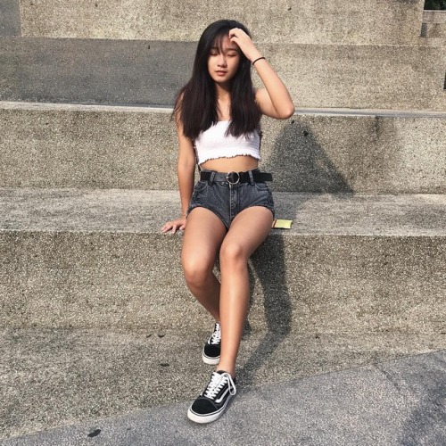 dinoola: sgsluttygirls9293: sgmiruwa: Yummm She’ll look tastier with my dick in her mouth  Fkk