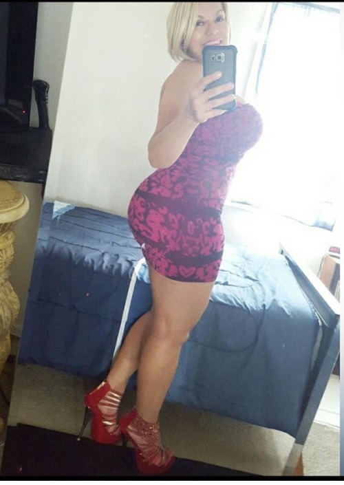 goldieloc:  italiankong:  Curvy, fit, mature, and crazy sexy Anamargo45. I want!  somebody has a lovely curvy mom!! whoa