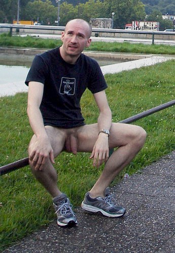 palesaladwombat:Nice to see him with no pants