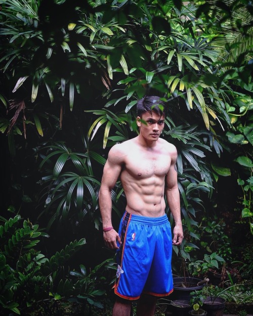 awesomeimranthaqif: ilov3twinx: fariqfawwazajwad: forbiddensarang: this guy is a total hottie I ME