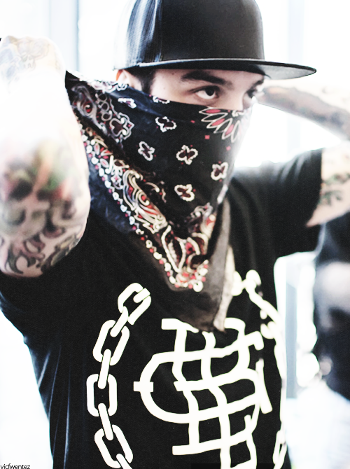 ynahtir:   King For a Day »  Behind The Scenes  2. 
