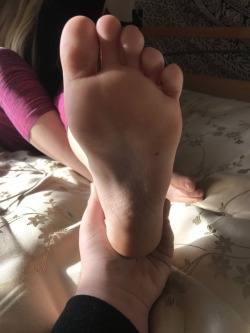 foot-fetish-babes:  more of friend’s feet.