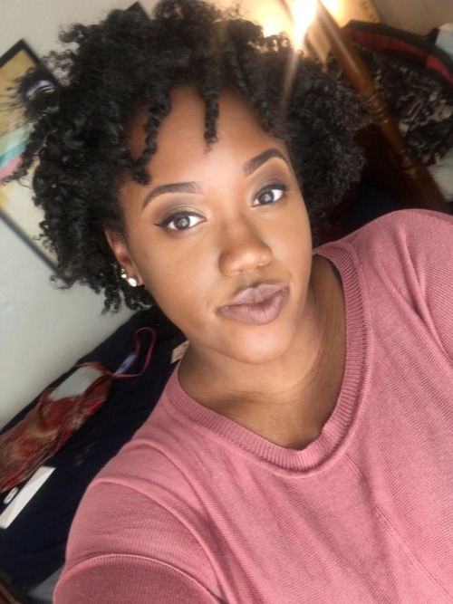 naturalcurlybeautiful:  It’s very rare that my makeup and my twistout are this poppin at the same time!