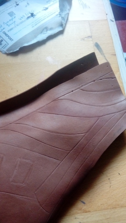 poe-damnnson:Cosplay tip: Ironing foam can give it a leathery look and feel and pressing down using 