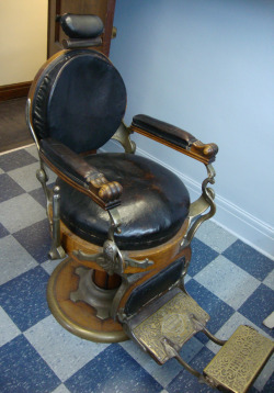 arsenicinshell:  Koken Barber chair   I want