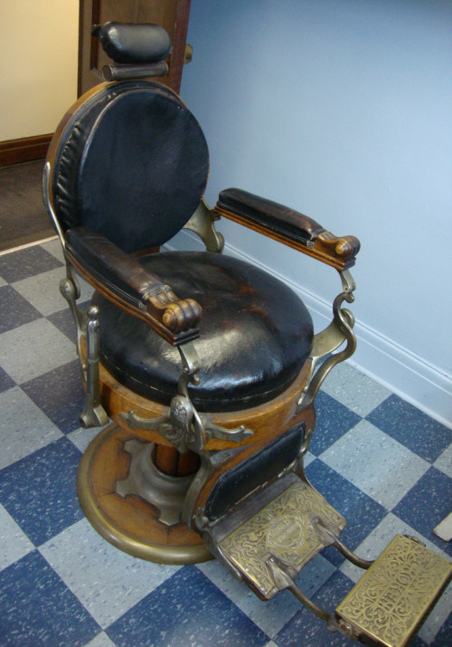 arsenicinshell:  Koken Barber chair   I want for my basement room