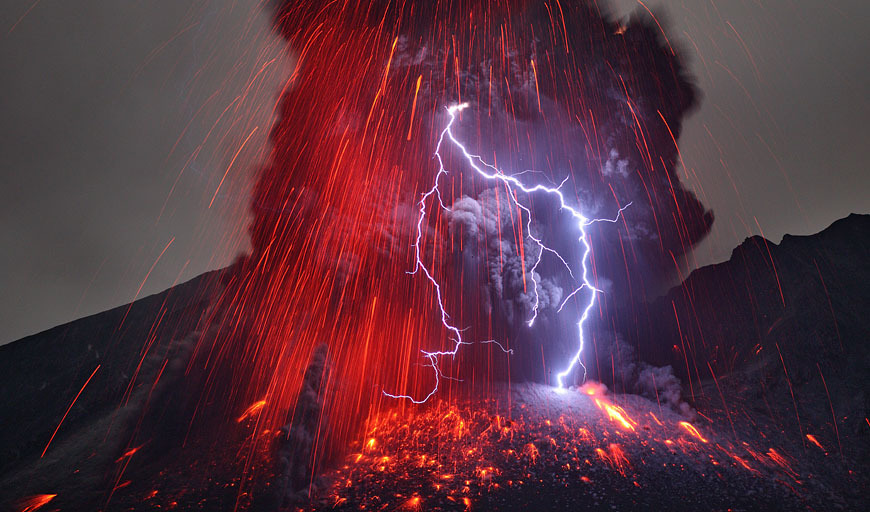 biogeodani:  Preciosas fotografías de erupciones del volcán Sakurajima, en Japón,