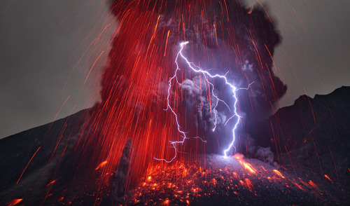 rhamphotheca:Terrifying Volcanic Lightning Photographed Photographer Martin Rietze recently traveled