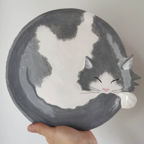 sosuperawesome:Cat Plates and Drawer PullsTaniko Ga on Etsy