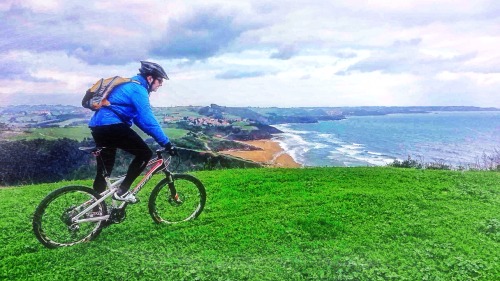 asturiasbike: Desde los acantilados de #Asturias… From the asturian cliffs antoniolana por alfonsoro