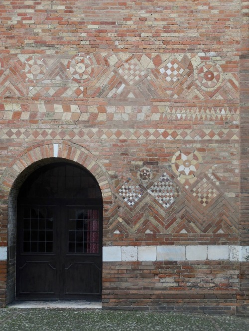 Muratura decorativa, Basilica di Santo Stefano, Bologna, 2019.