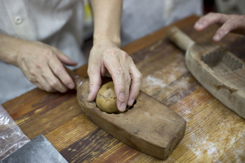 bloombergphotos: Moon Gazing, Mooncake Grazing               &nbs