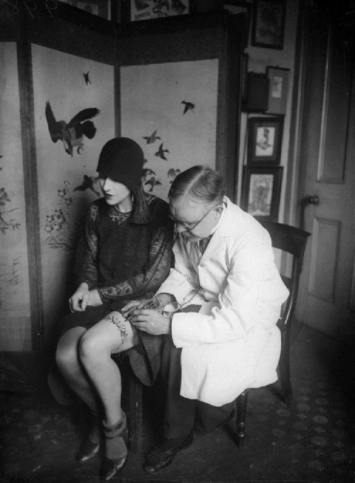 greatgdean: 1920’s Flapper getting butterfly garter belt tattoo source etsy