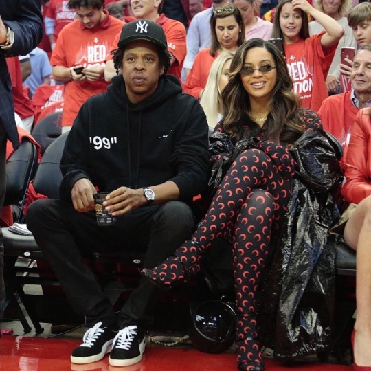 Porn Pics thebeyhive:  Beyoncé & Jay Z court side