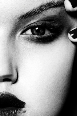 amy-ambrosio:  Lindsey Wixson in “Beauty” by Mario Testino for Vogue Japan, November 2014.