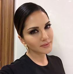 Love this smokey eye light lip combo by My make up artist @nitashawahi by sunnyleone