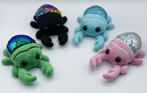 rad-roach:sosuperawesome:Plush BeetlesFrisk Wolfie Customs on EtsyI’ve brought a crab and isopod f