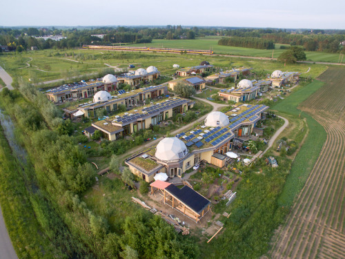 solarpunk-aesthetic:Aardehuizen, NetherlandsAn eco-village constructed from recycled, reused, and lo
