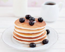 cinnahearts:  fluffy pancakes (by Kate Morozova) 