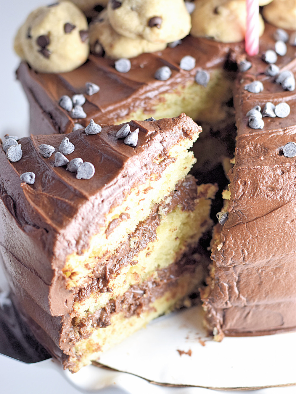 sweetoothgirl:    YELLOW LAYER CAKE WITH CHOCOLATE BUTTERCREAM FROSTING 
