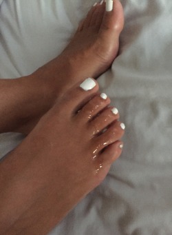 Hangsleft:  Rise And Shine! Someone Decided To Wake Me Up By Cumming On My Toes…😘👣💦