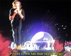 babustyles:  Harry Styles helping a fan that was passing out during a concert x 