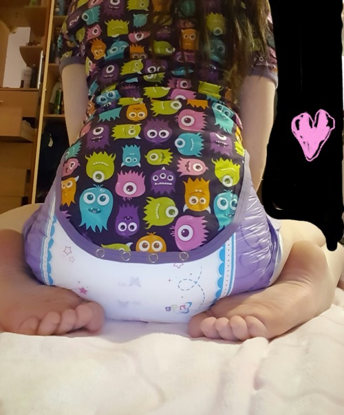 crinklecupcake:  lilbabydani:  Sooo, i gots a new onsie in the post and i super happys cause it’s soo cute and comfy