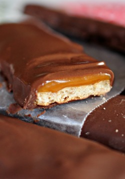  Easy Homemade Twix Bars  