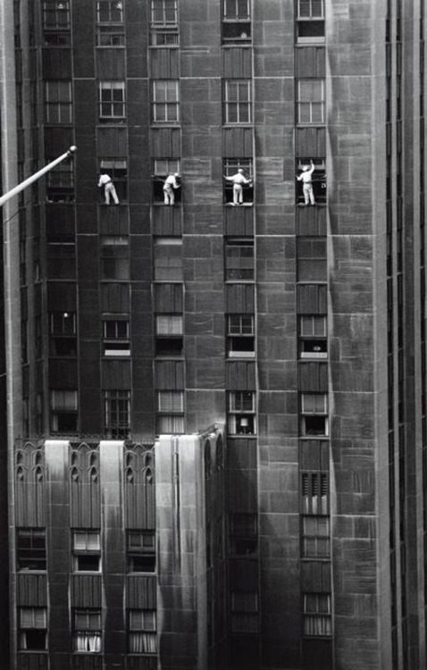 vieuxmetiers:  New York City window washers, 1958. 