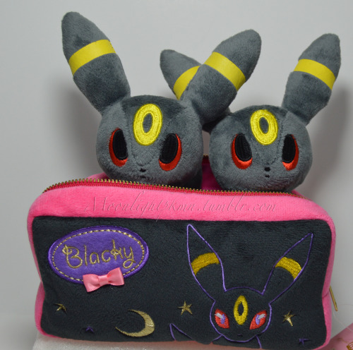 Umbreon Soft Pouch (2013, Japan)Such a fuzzy and cute pouch! The Umbreons love it :) 