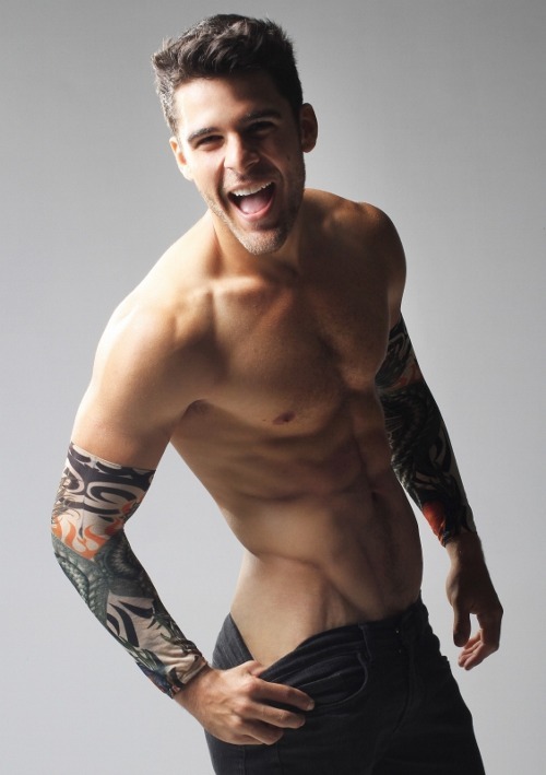 hunkopedia:  Follow Hunk’o’pedia for more hot guys!