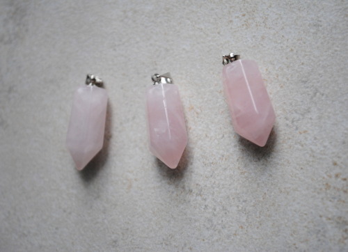 shopbenji:  Rose quartz pendulum Rose quartz point pendant