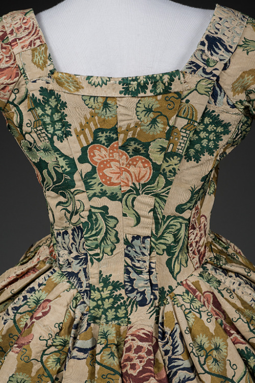 fripperiesandfobs: Robe à l’anglaise, textile 1730-35, dress ca. 1780 with later altera
