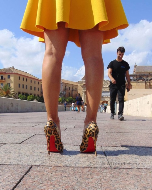 loveheeler: talonsdelonze: Here I am divinely on the Roman bridge of Cordoba with my favorite dress 