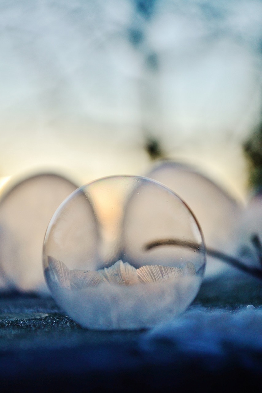 crookedindifference:  This Is What Happens When You Freeze Bubbles