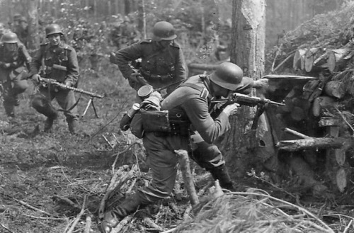 panzerknacker88:Leningrad front 1941 - Soldiers from 122 Infanterie-Division