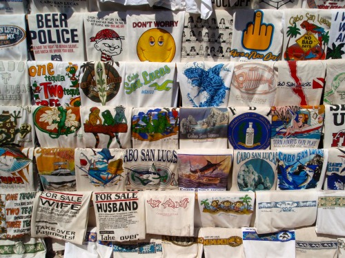 Los tesoros turísticos; Camisetas, Cabo San Lucas, Baja California Sur, 2009.