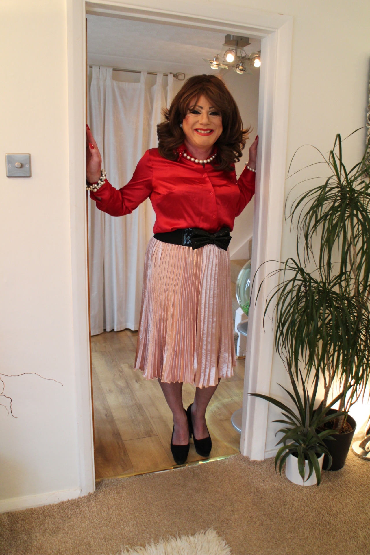 batteryboy1: silkysindy:  Red blouse and pink satine pleated skirt 1  Sex on legs