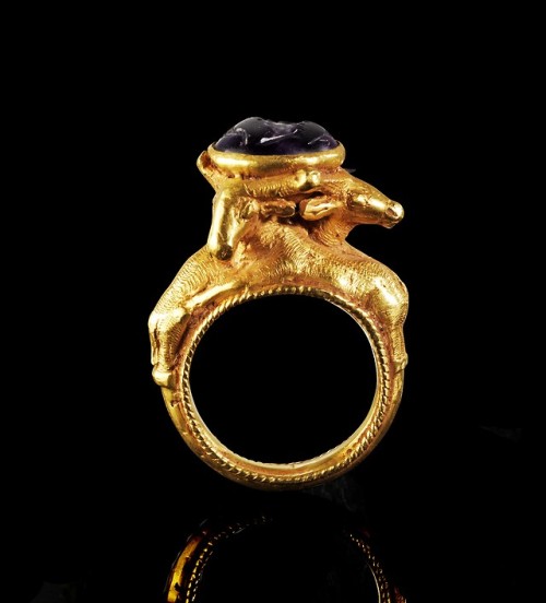 gemma-antiqua: Hellenistic gold ring, inlaid with an amethyst intaglio depicting a woman’s hea