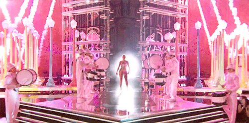 Taylors Entrance To The First Award Show Performances During The Rep Era Vs. The Ts7 Era