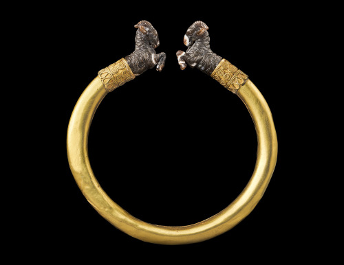 coolartefact: Greek Gold Bracelet with Agate Goat Terminals, 5th Cen. BC [1584x1224]Source: w