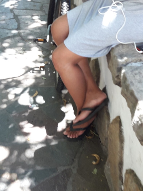atamepiesheteroblog: #FeetHunter #GirlFeet #StreetFeet #FlipFlop