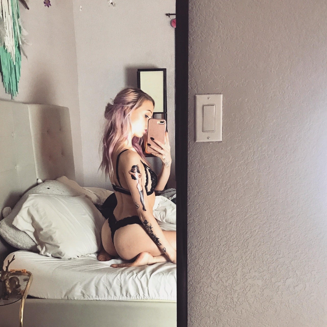 l0st-madi:  happy monday. here’s a butt.