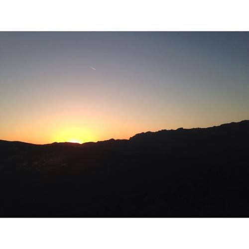 Malibu Sunsets #California #malibu #sunset #mountains #malibunights #cali #roadtrip #goodnight (at M